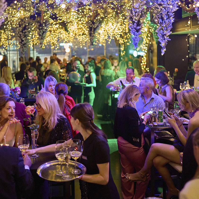 Sense Rooftop Bar интериор